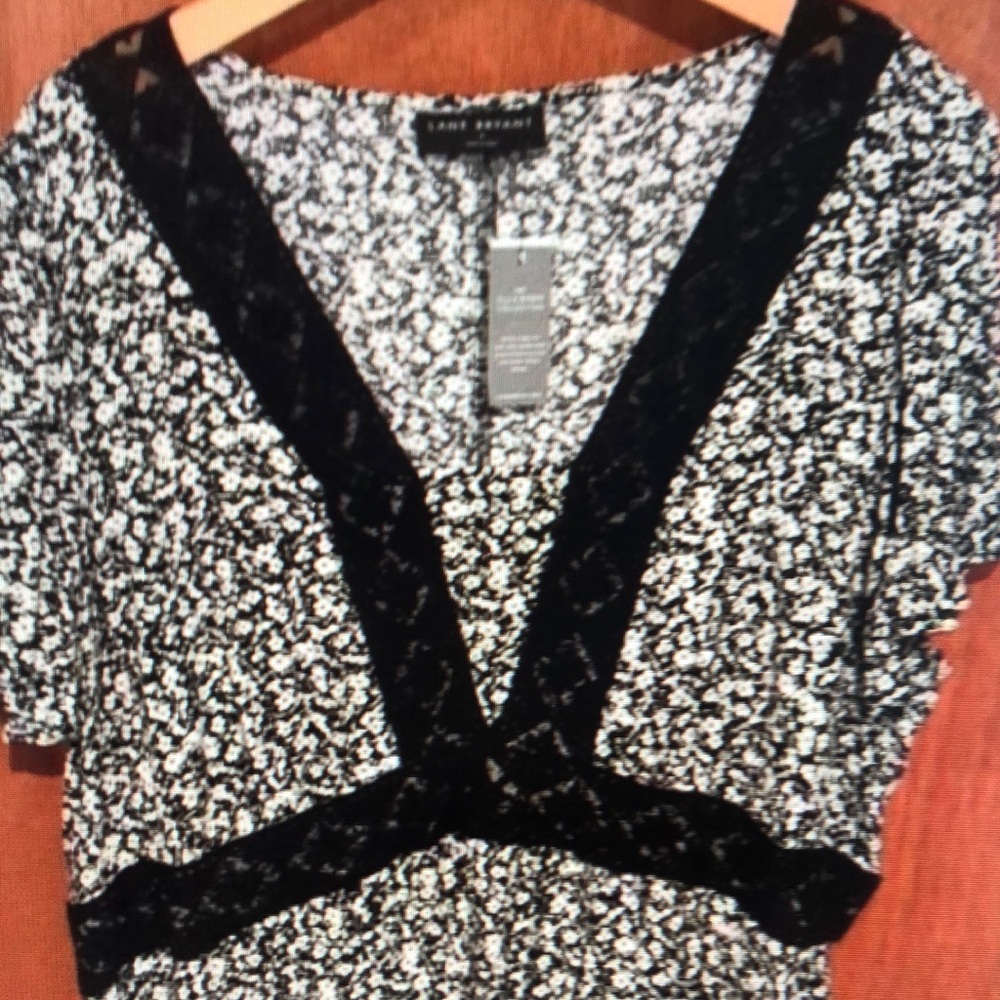 Zara Black and White Graphic Short Sleeve Blouse